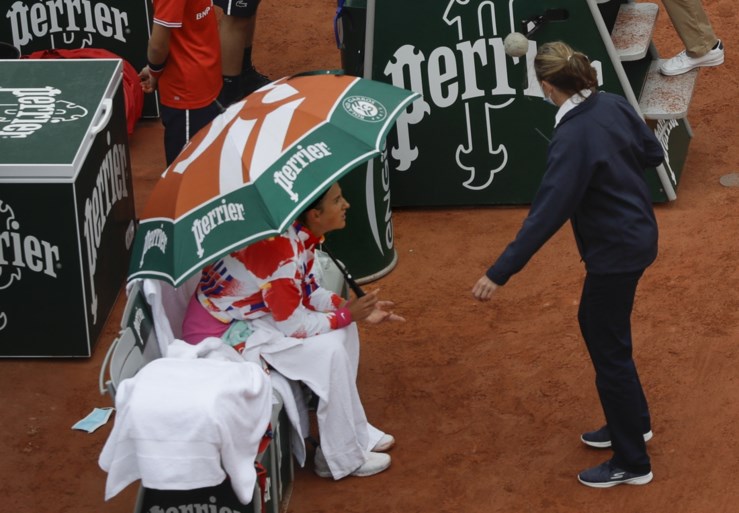 Snertweer op eerste dag Roland Garros: Mertens glijdt uit, Azarenka stapt woedend van het veld