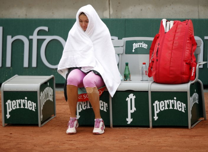 Snertweer op eerste dag Roland Garros: Mertens glijdt uit, Azarenka stapt woedend van het veld