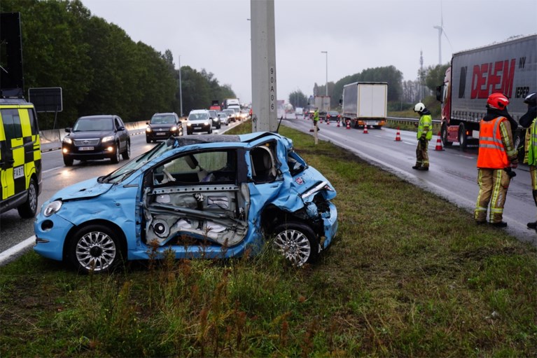 Ongeval met vijf wagens stuurt avondspits op de Kennedylaan in de war