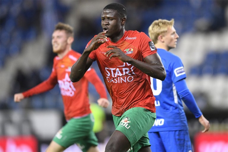 VAR eist ook in Genk hoofdrol op: rode kaart en late Oostendse tegengoal zorgen voor valse start voor Jess Thorup bij KRC Genk