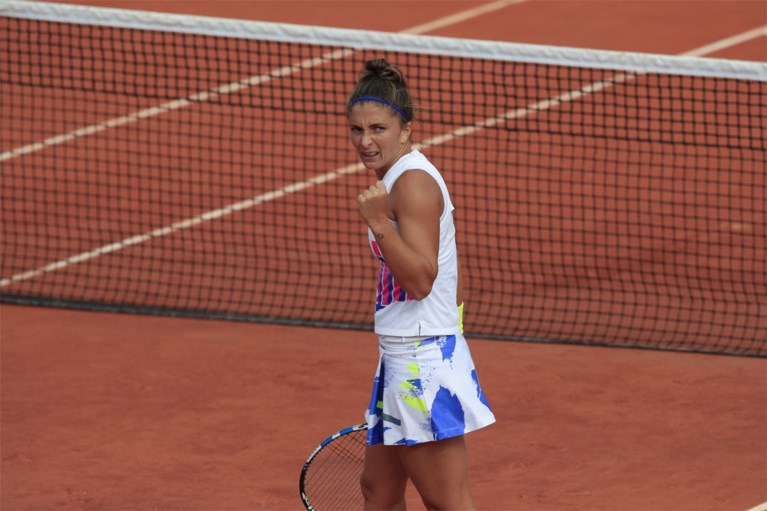 Nederlandse Kiki Bertens verlaat terrein in rolstoel na zege op Roland Garros, tegenstandster is woedend: “Ze speelde spelletjes met mij”
