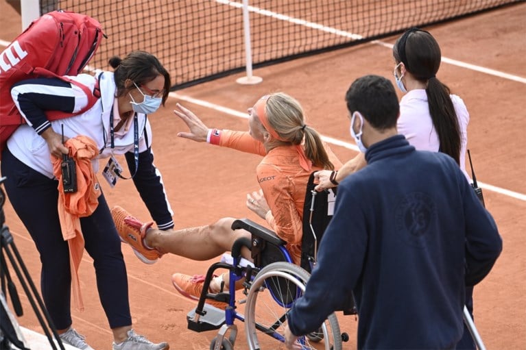 Nederlandse Kiki Bertens verlaat terrein in rolstoel na zege op Roland Garros, tegenstandster is woedend: “Ze speelde spelletjes met mij”