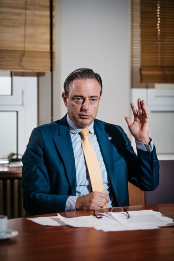 “Vlaamse kiezer genegeerd” en “omkoperij voor postjes”: oppositiepartijen misnoegd over regeerakkoord