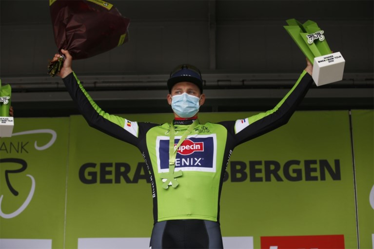 Wat een nummer! Mathieu van der Poel soleert vijftig kilometer, wint slotrit én eindzege in BinckBankTour