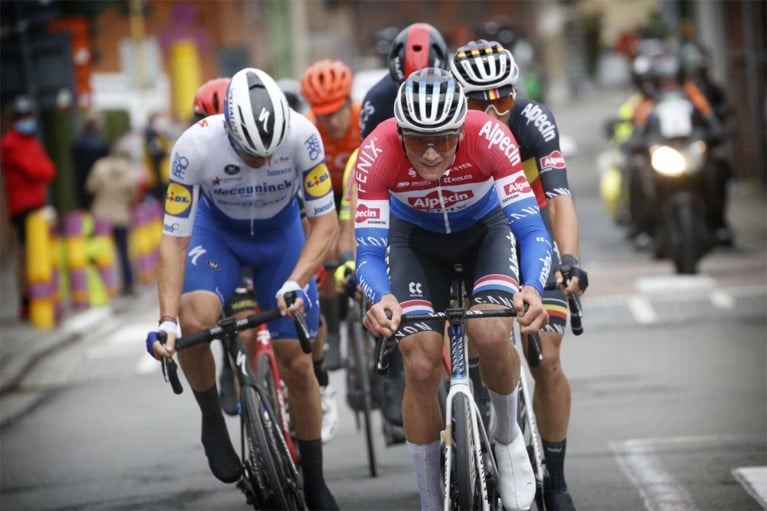 Wat een nummer! Mathieu van der Poel soleert vijftig kilometer, wint slotrit én eindzege in BinckBankTour