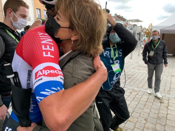 Wat een nummer! Mathieu van der Poel soleert vijftig kilometer, wint slotrit én eindzege in BinckBankTour