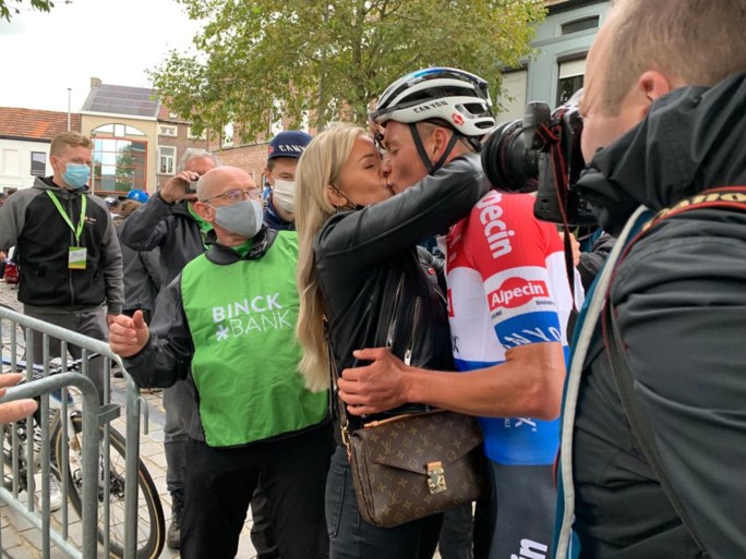 Wat een nummer! Mathieu van der Poel soleert vijftig kilometer, wint slotrit én eindzege in BinckBankTour