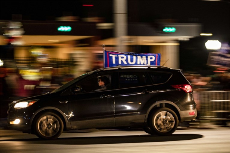 Donald Trump laat zich buiten aan het ziekenhuis langs zijn aanhangers rijden: “Veel geleerd over Covid-19, in de school van het leven”