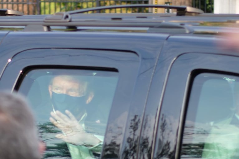Donald Trump laat zich buiten aan het ziekenhuis langs zijn aanhangers rijden: “Veel geleerd over Covid-19, in de school van het leven”
