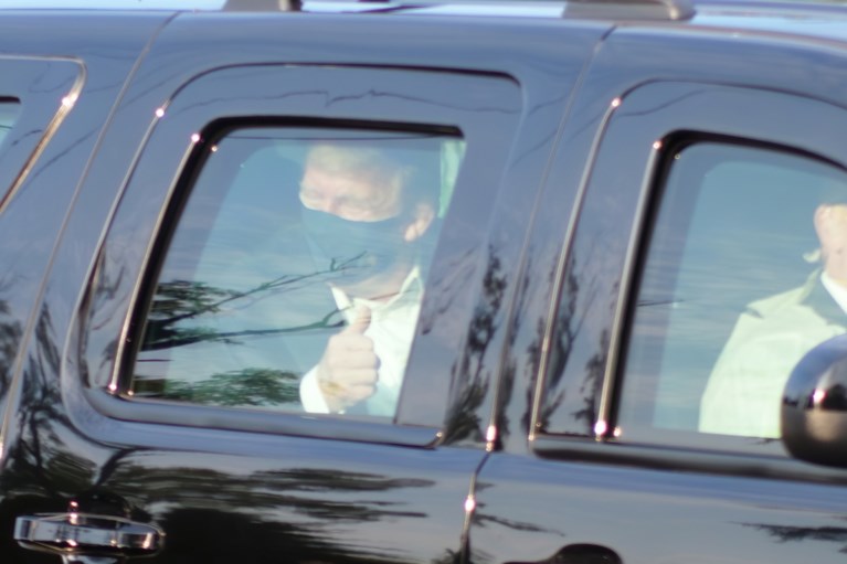 Donald Trump laat zich buiten aan het ziekenhuis langs zijn aanhangers rijden: “Veel geleerd over Covid-19, in de school van het leven”