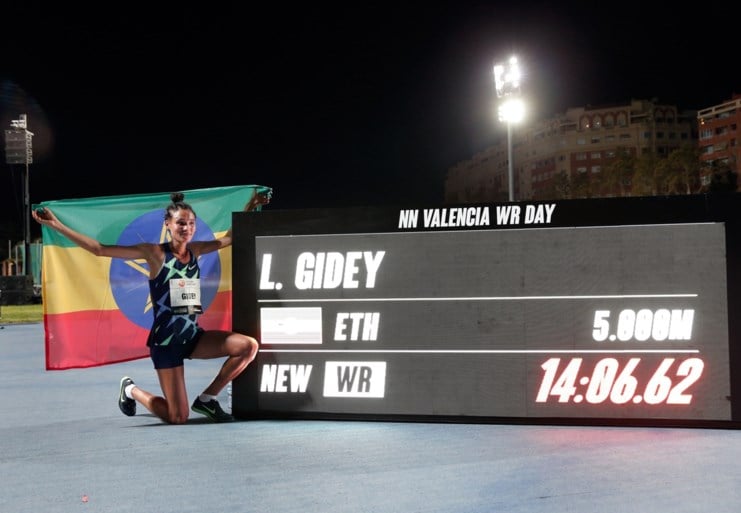 Twee keer atletiekgeschiedenis op één avond: oude wereldrecords op 5 en 10 kilometer sneuvelen