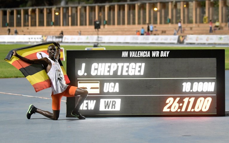Twee keer atletiekgeschiedenis op één avond: oude wereldrecords op 5 en 10 kilometer sneuvelen