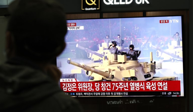 Noord-Korea onthult grote intercontinentale raket tijdens parade, Kim Jong-un verklaart dat er 0 coronabesmettingen zijn in zijn land