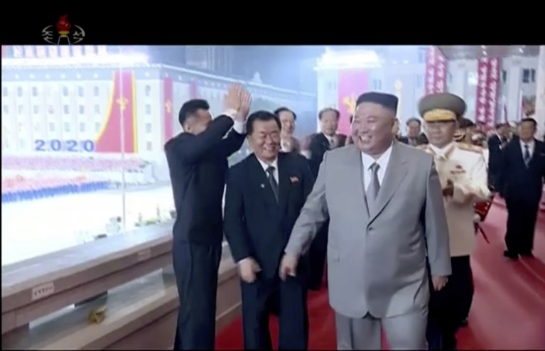 Noord-Korea onthult grote intercontinentale raket tijdens parade, Kim Jong-un verklaart dat er 0 coronabesmettingen zijn in zijn land