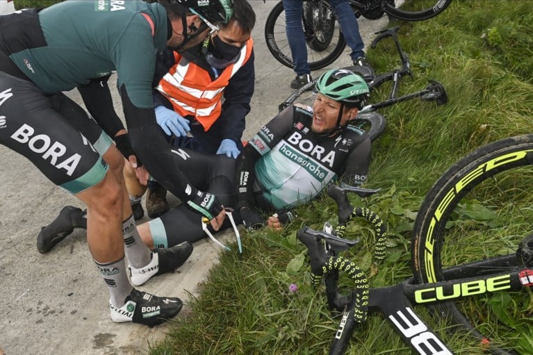 Niet op tv: stevige valpartijen in Gent-Wevelgem met onder meer Oliver Naesen in beeld