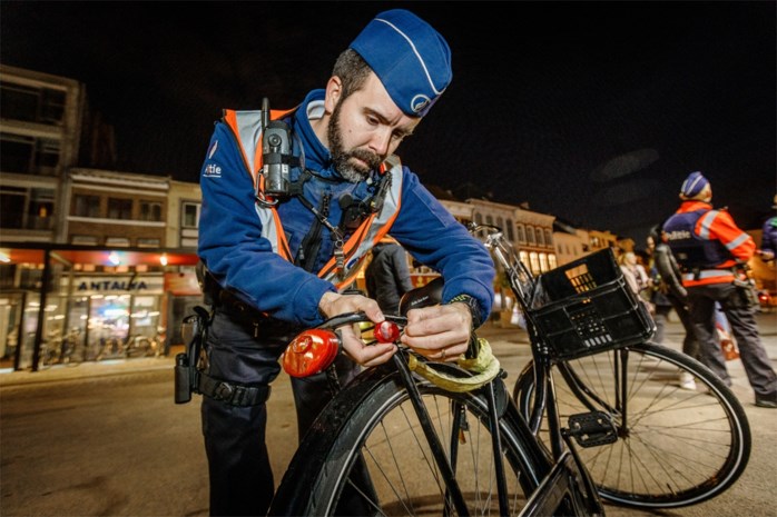 Bijna twintig fietsers lopen tegen de lamp tijdens grote con