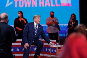 Trump en Biden beantwoorden op zelfde moment vragen, met heel verschillend resultaat: “Haha, zo schattig”