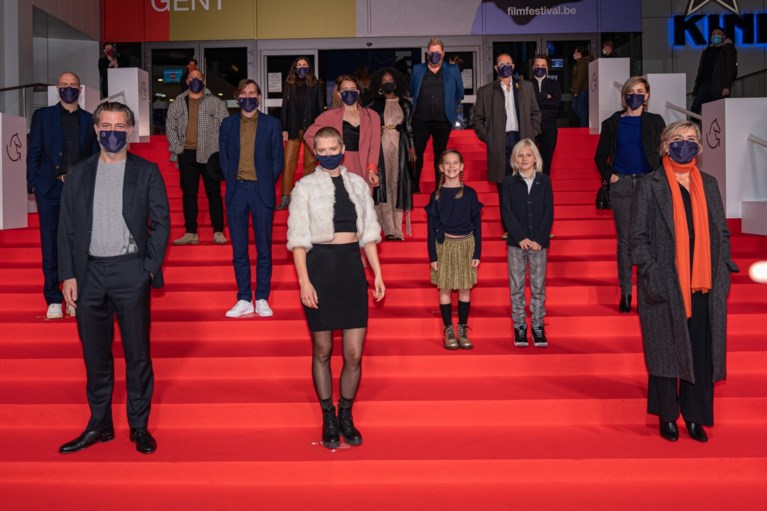 ‘Red Light’ op rode loper: Maaike Neuville verschijnt met fris <I>broske</I>
