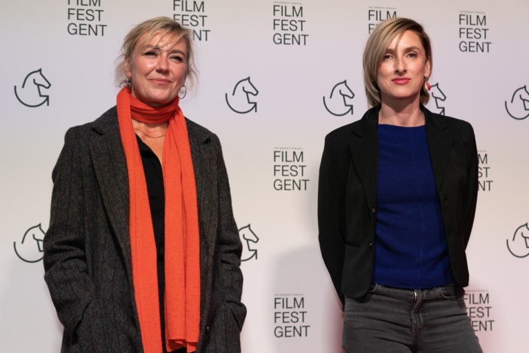 ‘Red Light’ op rode loper: Maaike Neuville verschijnt met fris <I>broske</I>