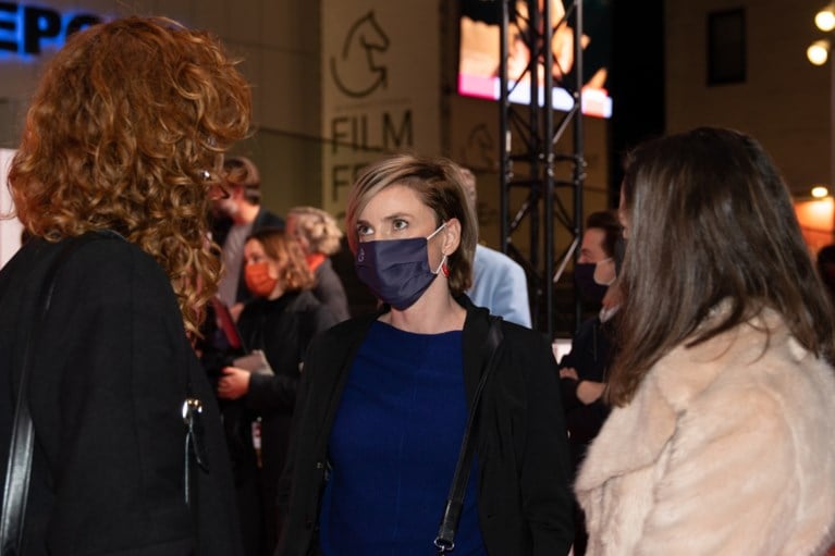 ‘Red Light’ op rode loper: Maaike Neuville verschijnt met fris <I>broske</I>