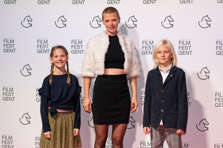 ‘Red Light’ op rode loper: Maaike Neuville verschijnt met fris <I>broske</I>