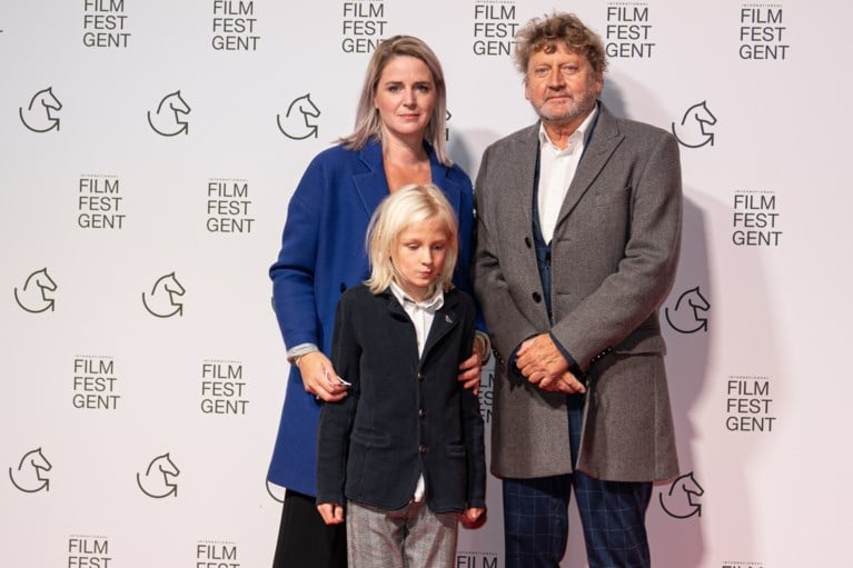 ‘Red Light’ op rode loper: Maaike Neuville verschijnt met fris <I>broske</I>
