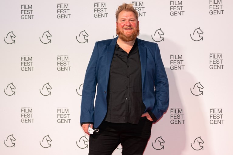 ‘Red Light’ op rode loper: Maaike Neuville verschijnt met fris <I>broske</I>