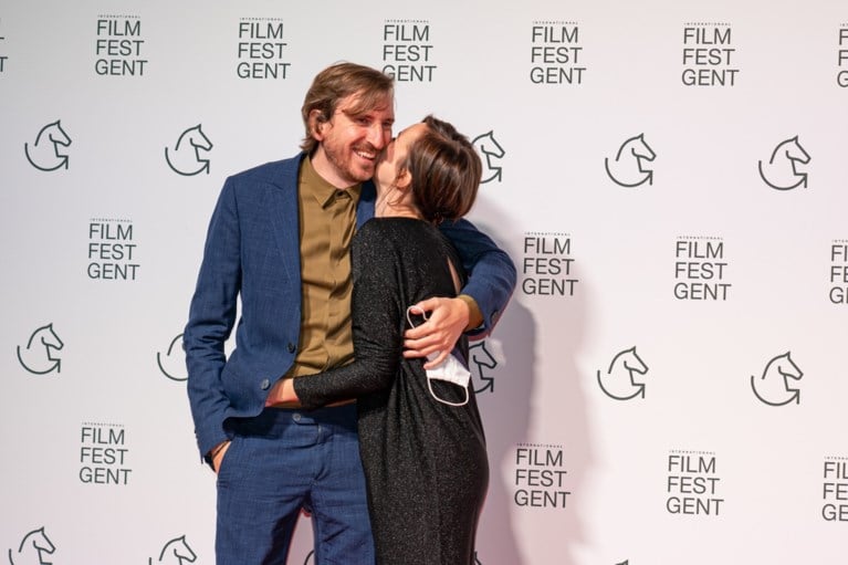 ‘Red Light’ op rode loper: Maaike Neuville verschijnt met fris <I>broske</I>