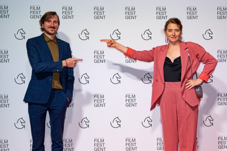 ‘Red Light’ op rode loper: Maaike Neuville verschijnt met fris <I>broske</I>