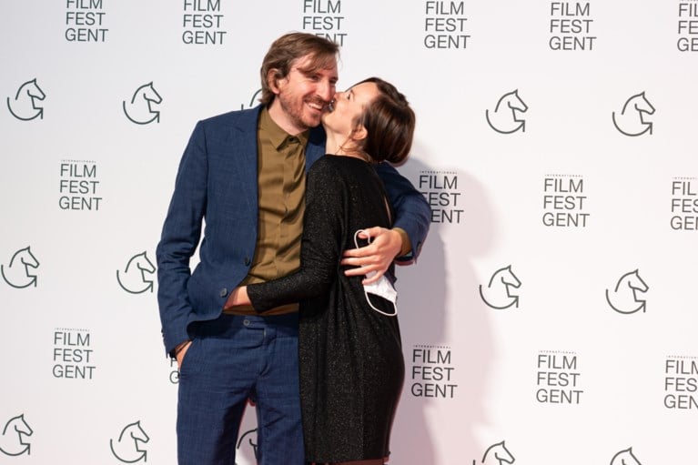 ‘Red Light’ op rode loper: Maaike Neuville verschijnt met fris <I>broske</I>