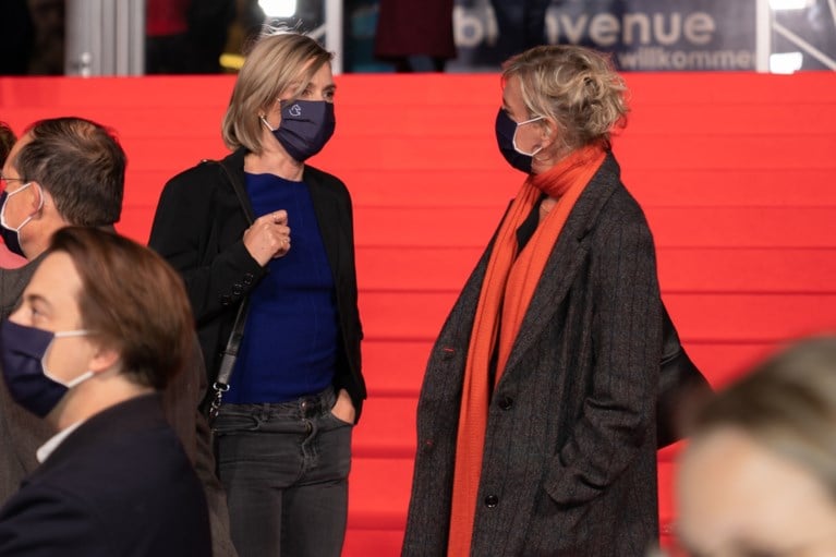 ‘Red Light’ op rode loper: Maaike Neuville verschijnt met fris <I>broske</I>