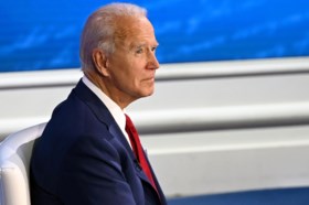 Trump en Biden beantwoorden op zelfde moment vragen, met heel verschillend resultaat: “Haha, zo schattig”