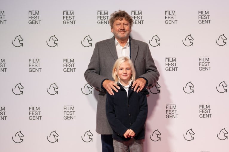 ‘Red Light’ op rode loper: Maaike Neuville verschijnt met fris <I>broske</I>