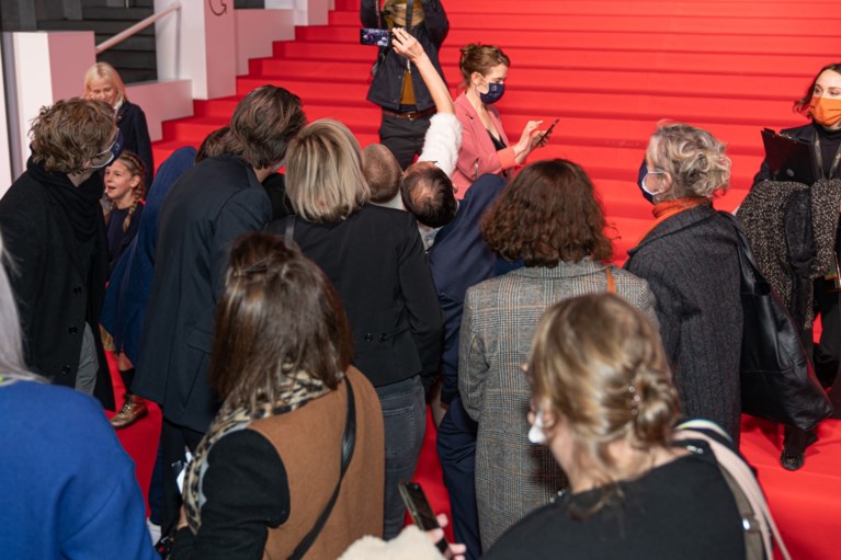 ‘Red Light’ op rode loper: Maaike Neuville verschijnt met fris <I>broske</I>