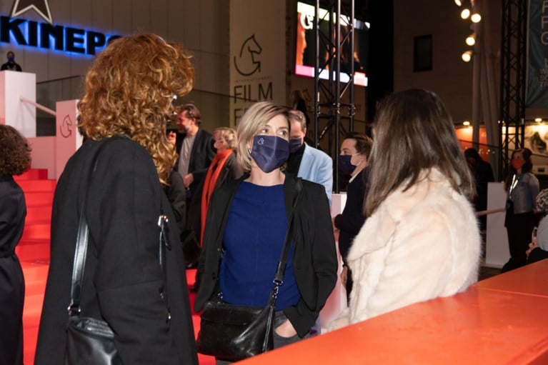 ‘Red Light’ op rode loper: Maaike Neuville verschijnt met fris <I>broske</I>