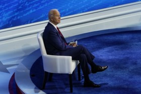 Trump en Biden beantwoorden op zelfde moment vragen, met heel verschillend resultaat: “Haha, zo schattig”