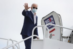 Trump en Biden beantwoorden op zelfde moment vragen, met heel verschillend resultaat: “Haha, zo schattig”