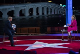 Trump en Biden beantwoorden op zelfde moment vragen, met heel verschillend resultaat: “Haha, zo schattig”