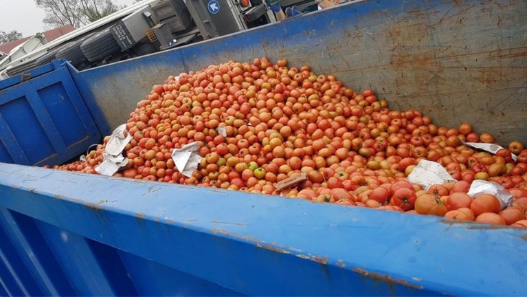 20.000 kilo tomaten vernietigd nadat truck in berm rijdt