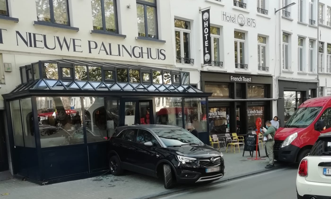 Distracted driver enters restaurant: “First the n … (Antwerp)