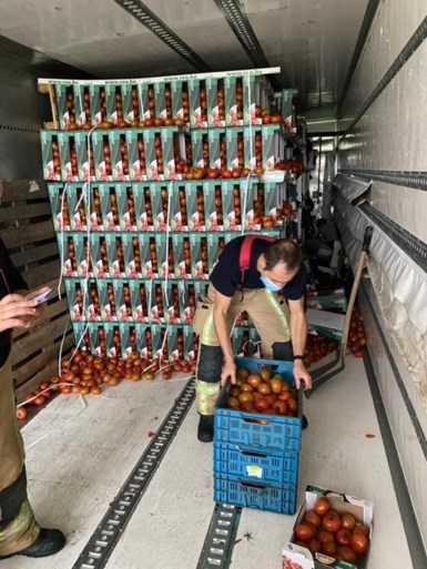20.000 kilo tomaten vernietigd nadat truck in berm rijdt
