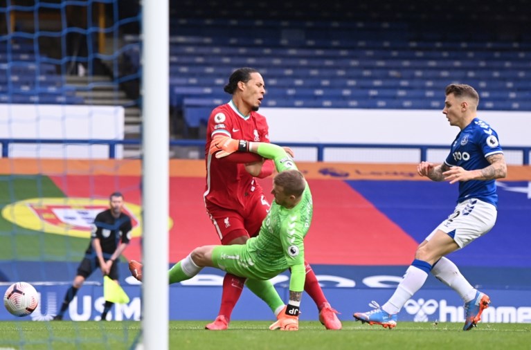 Everton-keeper Pickford trapt Van Dijk van het veld en komt er vanaf zonder kaart