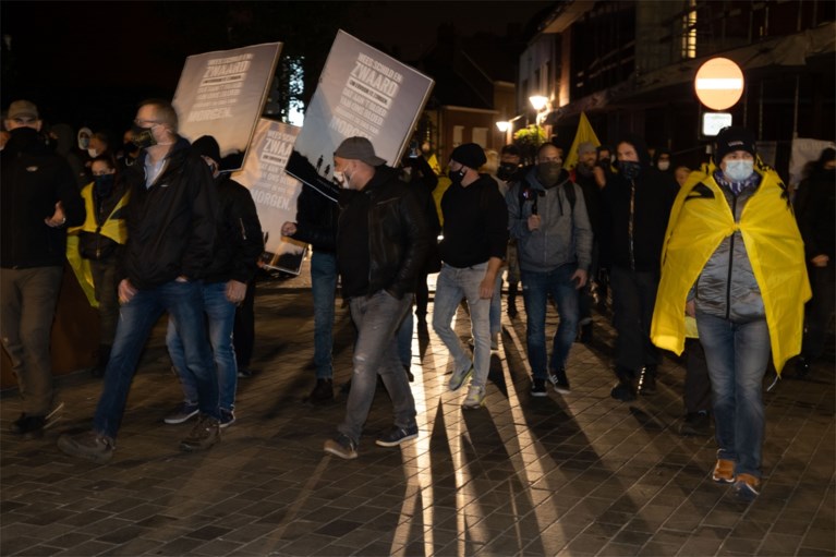 Burgemeester trekt toelating manifestatie in Puurs in na incident met auto: “Extreme groepen willen gemeente kapen”