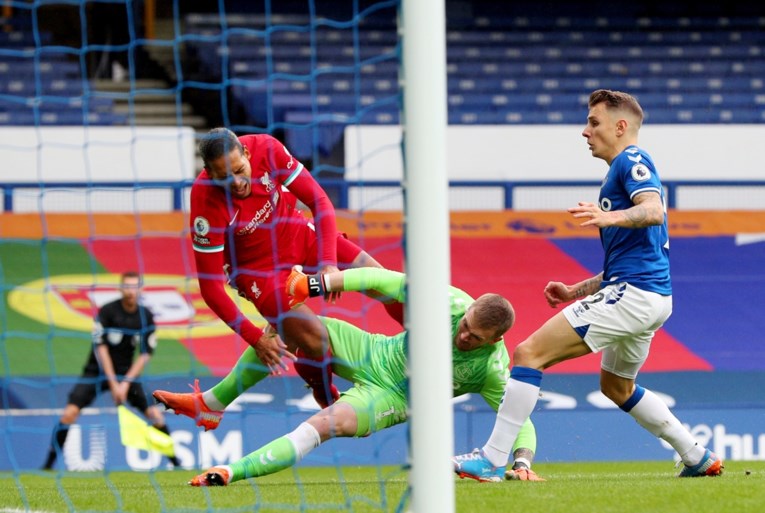Everton-keeper Pickford trapt Van Dijk van het veld en komt er vanaf zonder kaart