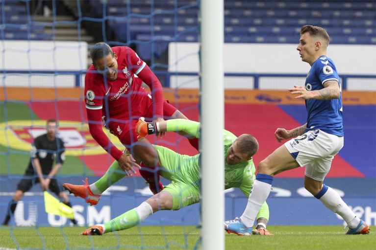 Everton-keeper Pickford trapt Van Dijk van het veld en komt er vanaf zonder kaart