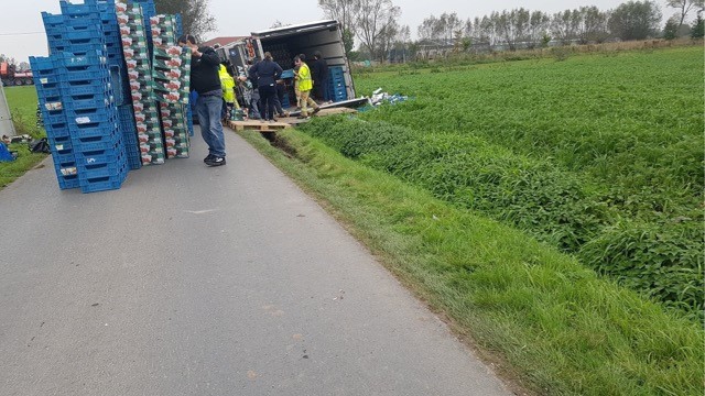 20,000 kilos of tomatoes destroyed after truck drives on the roadside (Ichtegem)