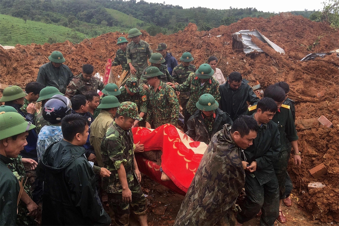 More than twenty soldiers buried after landslide in Vi …