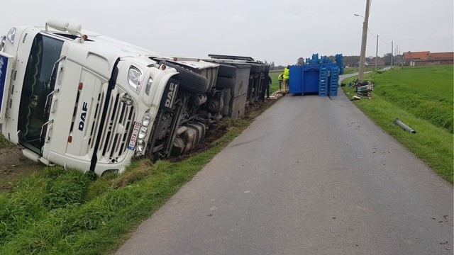 Truck with 20 tons of tomatoes ends up in the canal in Eerne … (Inland)