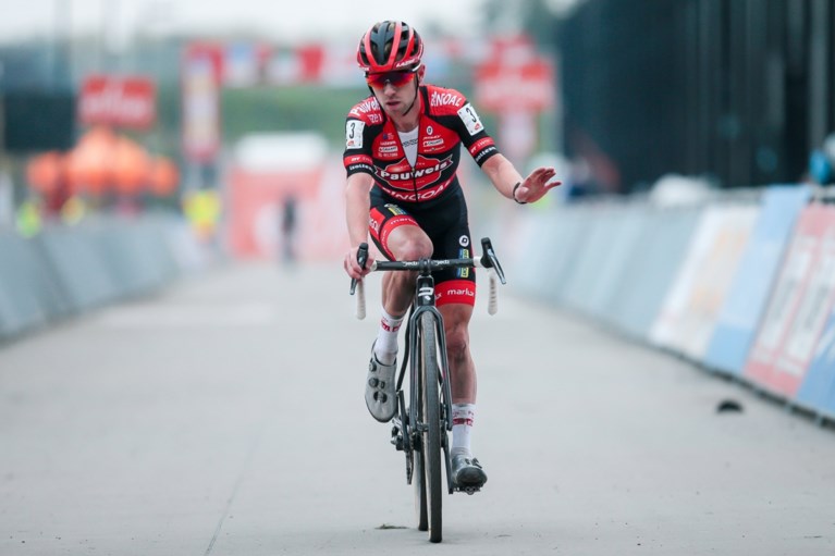 Toon Aerts pakt derde opeenvolgende zege in zware cross in Beringen, Eli Iserbyt opnieuw tweede