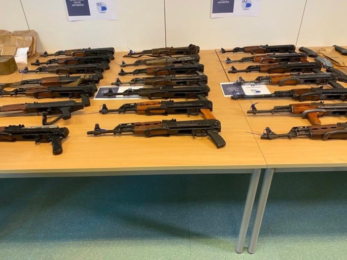 Politie ontdekt arsenaal oorlogswapens in Ravels: onder meer 21 kalasjnikovs aangetroffen